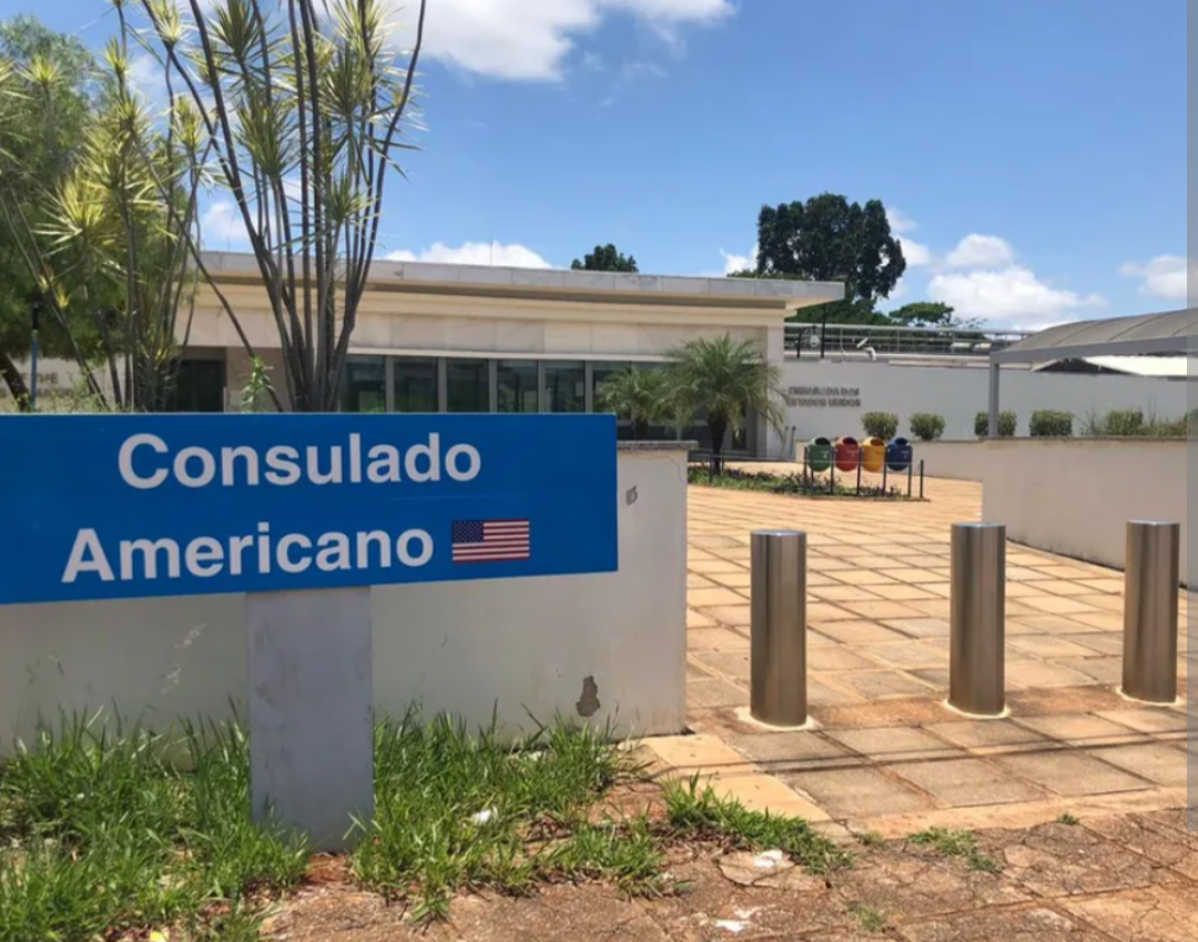 A Embaixada e os Consulados dos Estados Unidos no Brasil anunciaram, na noite de quinta-feira (1º), a suspensão de todos os atendimentos consulares pres...