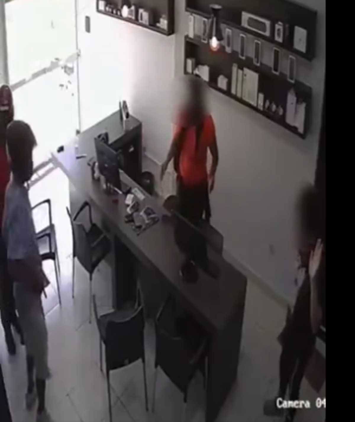 Um estabelecimento comercial especializado em aparelhos celulares foi alvo de um assalto a mão armada na cidade de Montes Claros. A ação criminosa, regi...