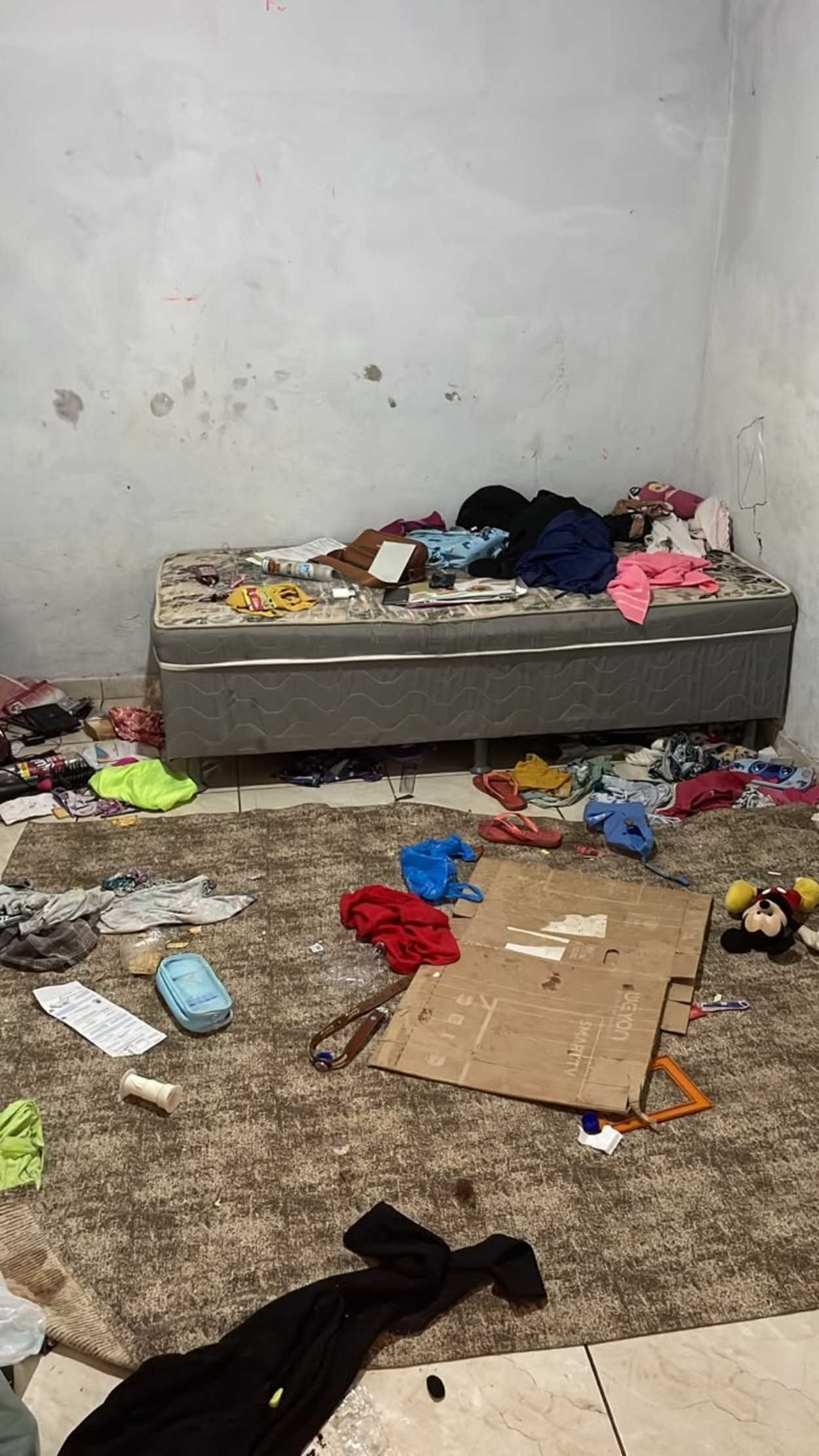 Dois homens foram presos em Montes Claros nesta sexta-feira, 2 de outubro de 2026, sob acusação de maus-tratos contra a própria mãe, que é cadeirante. A...