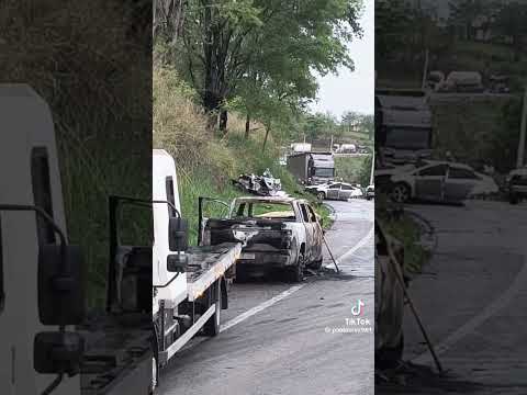 Um acidente grave na rodovia resultou em um veículo completamente consumido pelo fogo, conforme imagens que circulam. A cena revela a destruição de uma ...