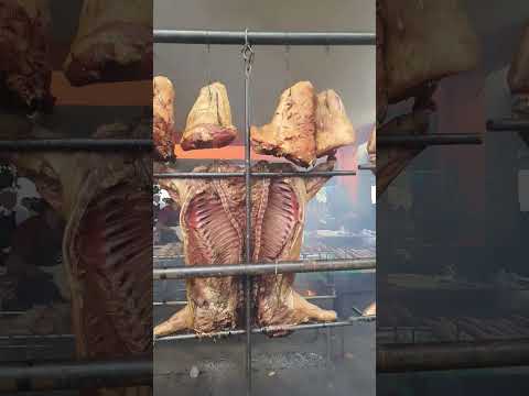 Um verdadeiro espetáculo gastronômico que celebra a rica culinária de Minas Gerais tem ganhado destaque, com o preparo autêntico do churrasco de fogo de...
