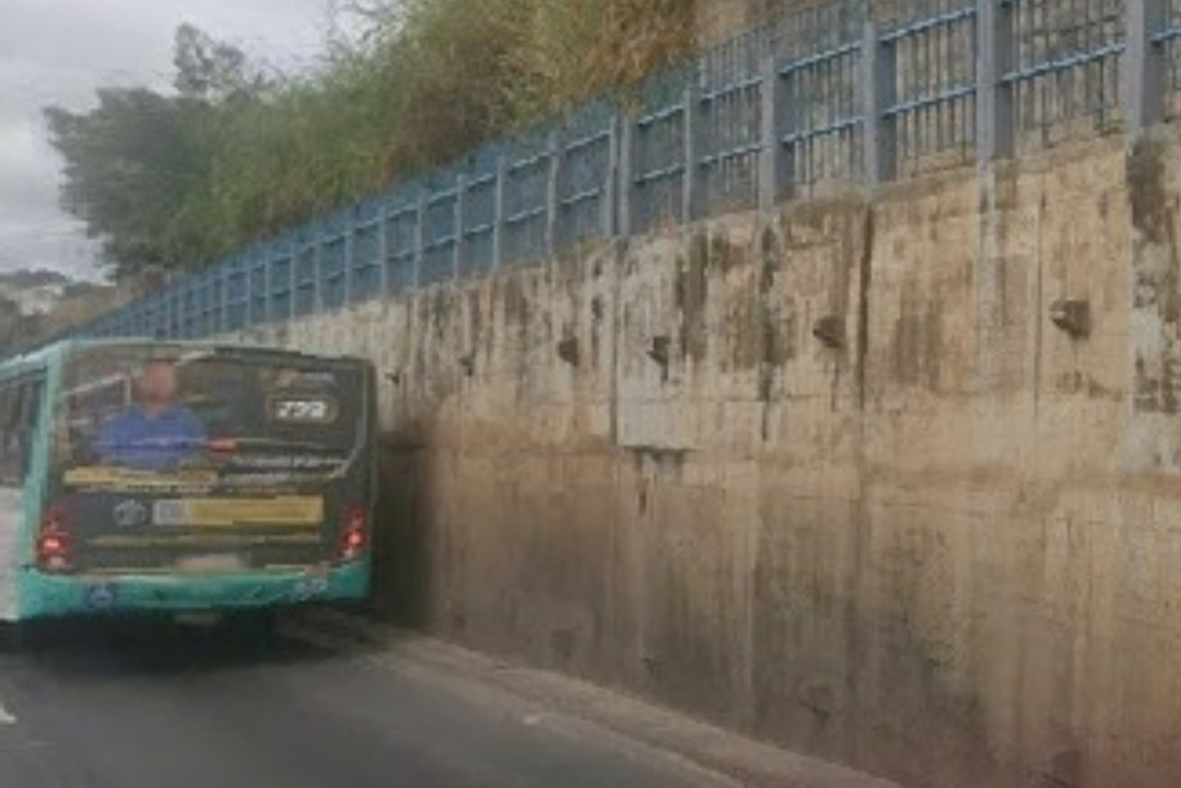 Uma tragédia abalou Juiz de Fora, na Zona da Mata mineira, nesta segunda-feira (5), quando uma jovem de 23 anos perdeu a vida de forma brutal. Ela foi d...