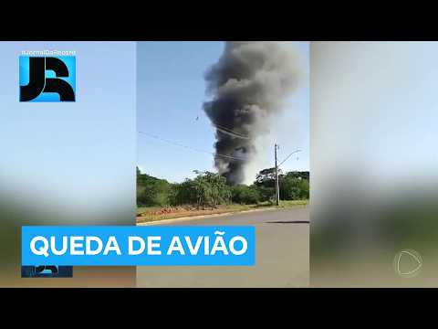 A queda de um avião resultou em uma intensa nuvem de fumaça escura que ascendeu ao céu. O incidente, registrado em um local não especificado, chamou a a...