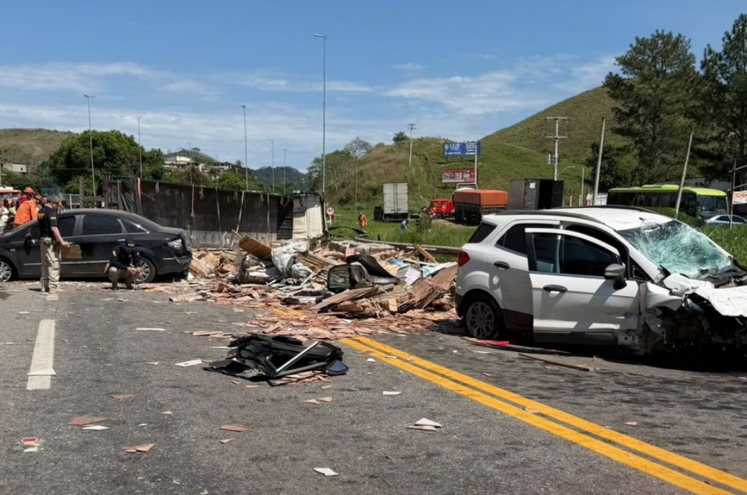 Uma grave tragédia foi registrada na manhã deste sábado (10) na BR-393, localizada na Barra do Piraí, Sul do Estado do Rio de Janeiro. Cinco integrantes...