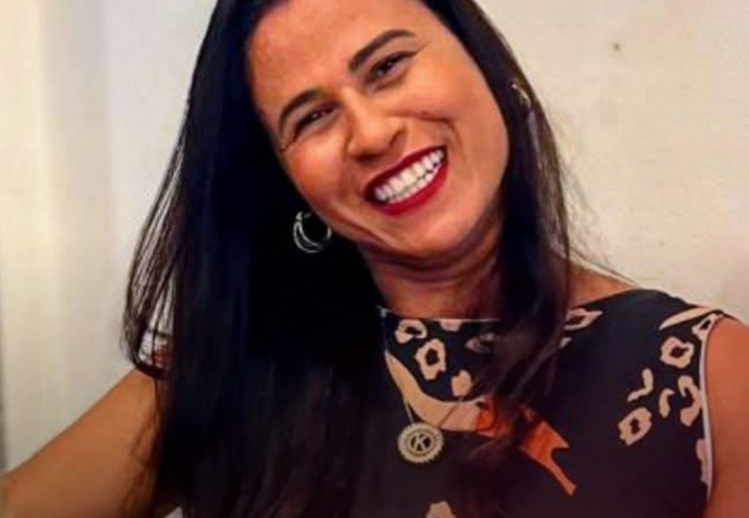 Uma mulher de 49 anos, identificada como Karla Alessandra Domingos, perdeu a vida de forma trágica após ser baleada no início da tarde desta quarta-feir...