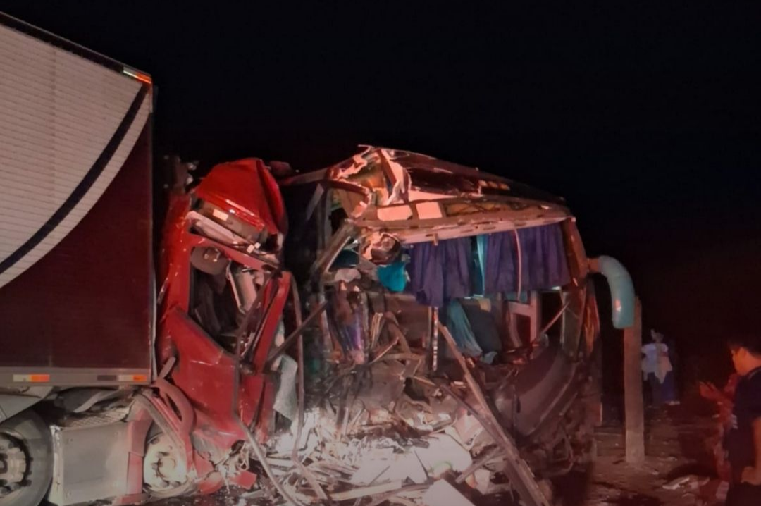 Um grave acidente na madrugada desta segunda-feira (19) na BR-381, em Baguari, distrito de Governador Valadares, no Vale do Rio Doce, resultou na morte ...