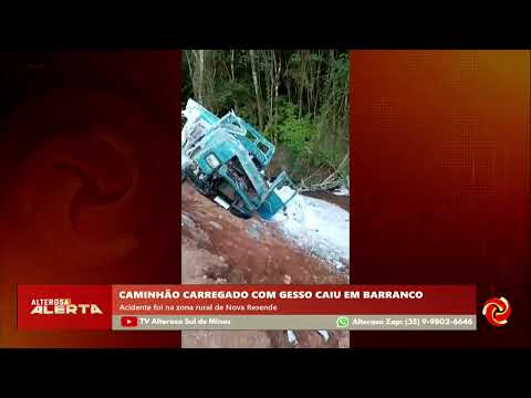 Um caminhão carregado com gesso sofreu um acidente na zona rural de Nova Resende, Minas Gerais, caindo em um barranco. O motorista, felizmente, teve ape...
