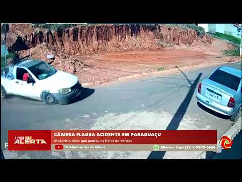 Uma câmera de segurança registrou um grave acidente em Paraguaçu, Minas Gerais, onde um motorista perdeu os freios e atingiu três carros estacionados no...