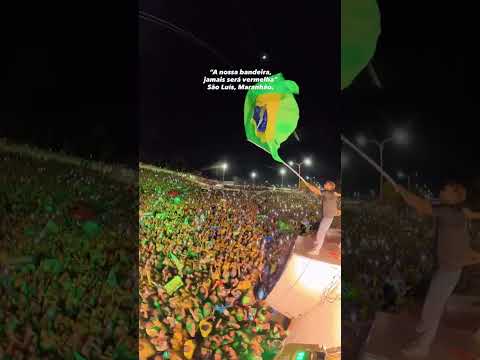 A produção do Portal Minas destaca o registro da frase a nossa bandeira jamais será vermelha em São Luís, Maranhão. Proferida durante um bloquinho, a me...