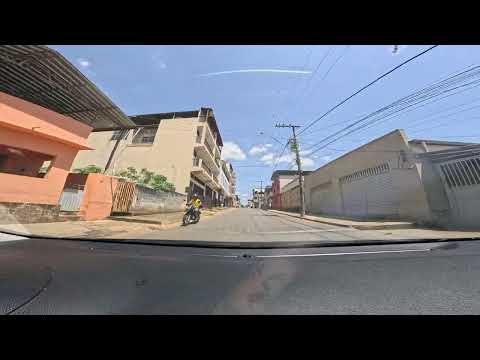 Cotidiano Urbano: Movimento de Motores e Pessoas Marca Rua Típica em Minas Gerais