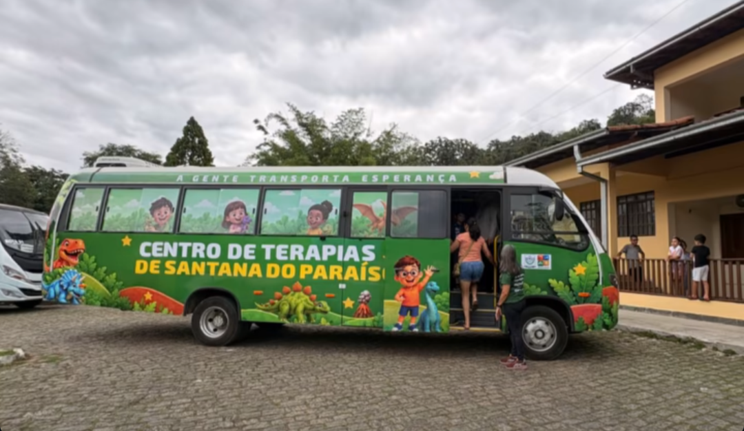 Santana do Paraíso: Novo ônibus adaptado reforça transporte de crianças com TEA do CETESP