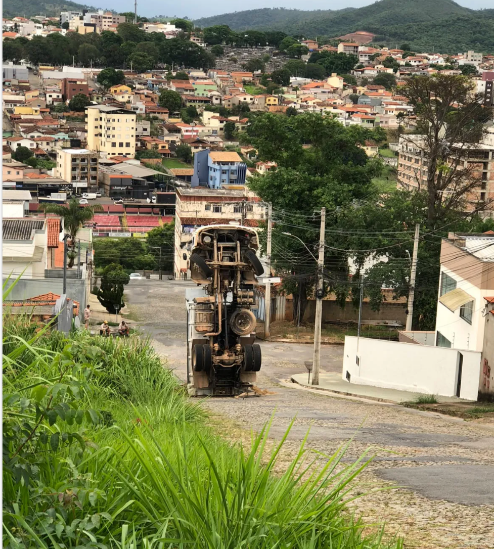 Caminhão Tomba e Fica em Posição Vertical na Pista Após Falha ao Subir Morro em Pará de Minas, MG