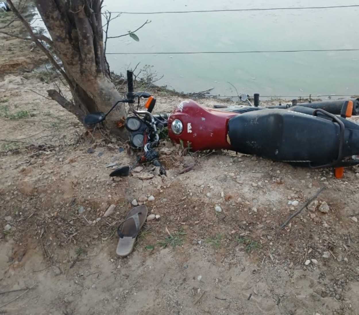 Amigos encontram homem morto em barranco após acidente de moto em Pai Pedro, MG