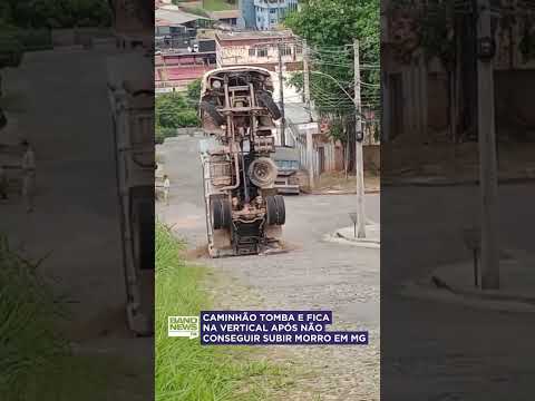 Acidente em MG: Caminhão tomba e fica na vertical em Pará de Minas