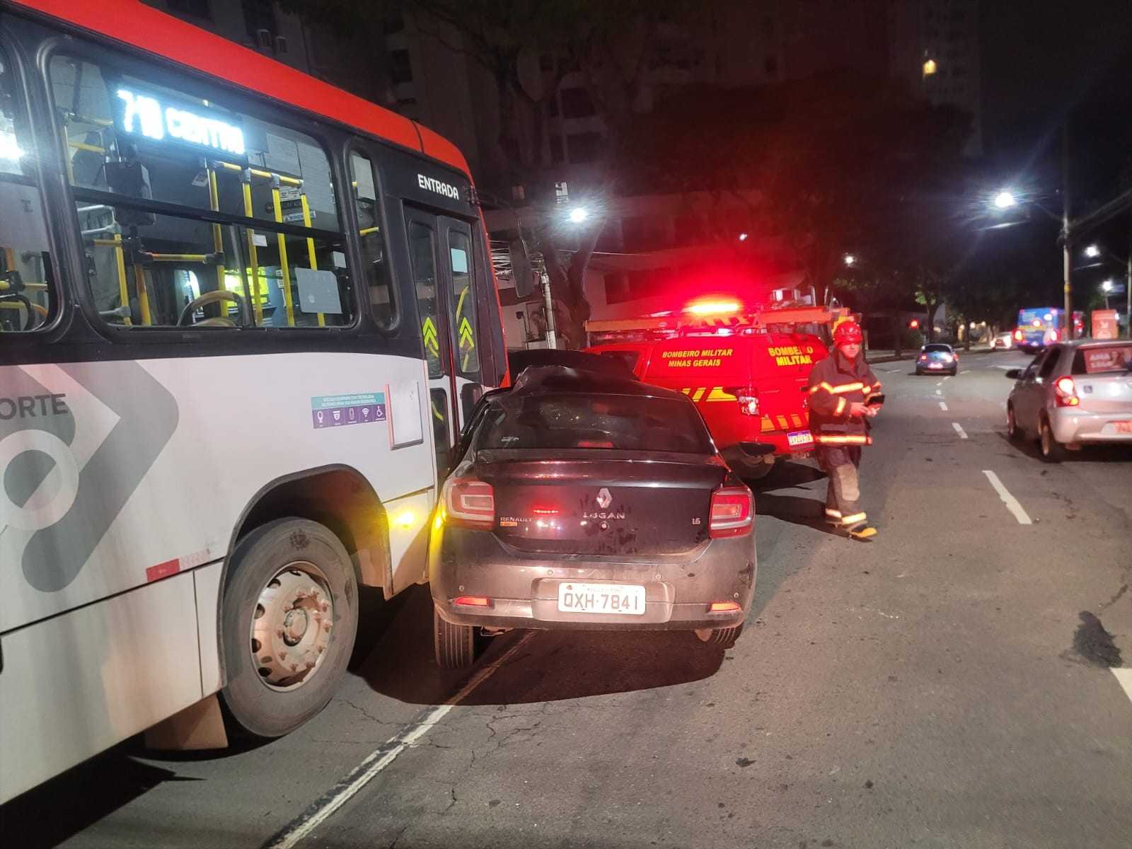 Acidente grave em Juiz de Fora: Carro é arrastado por ônibus e motorista fica preso