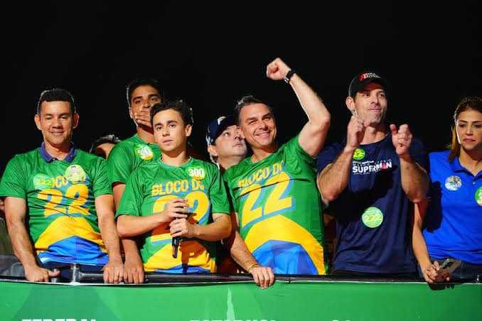 Flávio Bolsonaro enfatiza papel crucial de São Paulo e Minas Gerais em eleições presidenciais