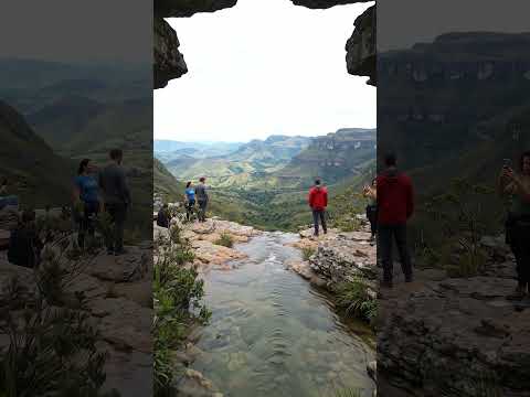 Grupo de turistas se encanta com as belezas naturais de Minas Gerais em mirante deslumbrante