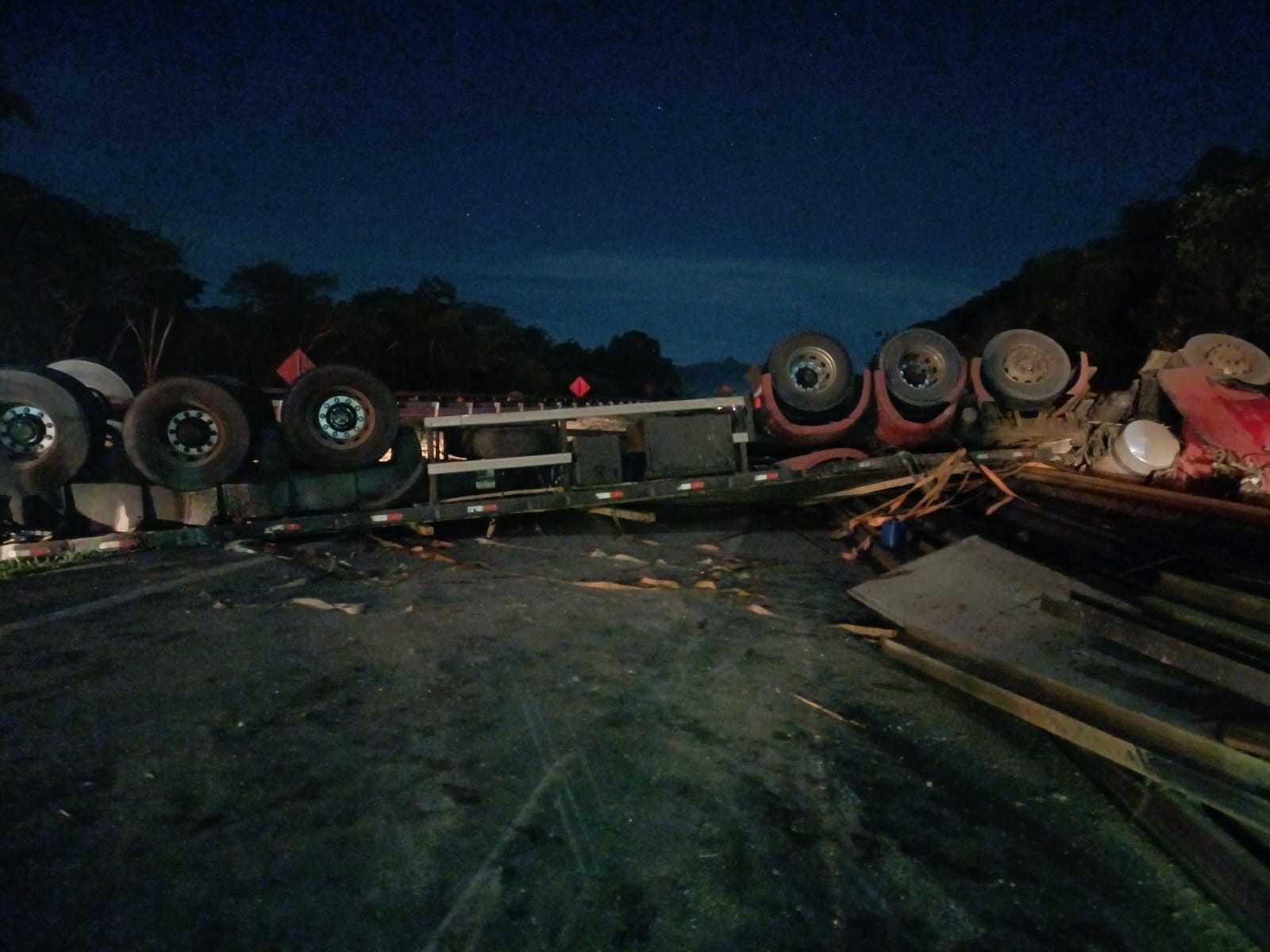 Capotamento de Carreta na BR-262 em São Gonçalo do Pará Deixa Motorista Gravemente Ferido