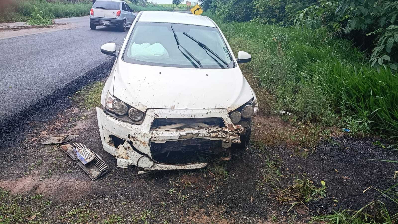 Pai e Filho Feridos em Acidente na MG-260: Carro Rodou e Bateu em Barranco em Cláudio