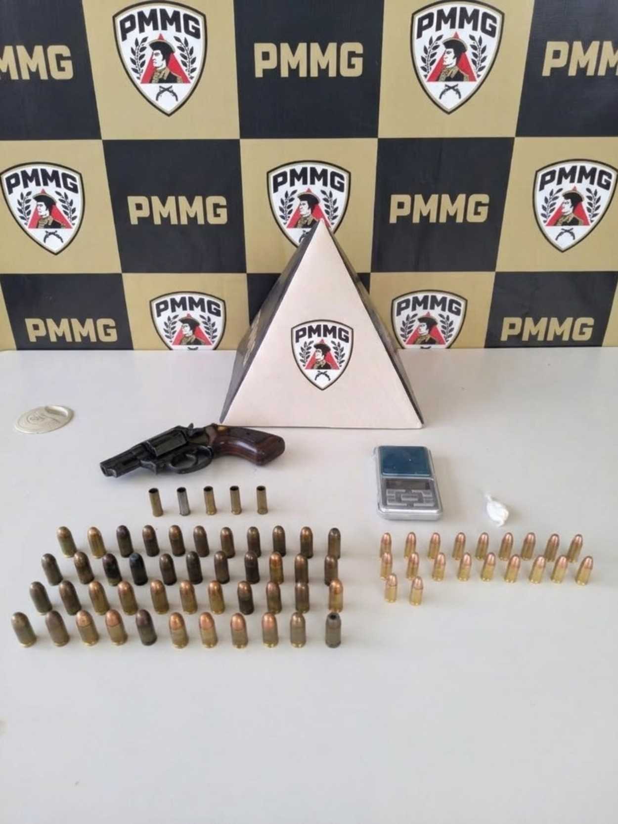 Homem é preso em Pedra Azul após assassinar jovem a tiros e ferir outras duas pessoas