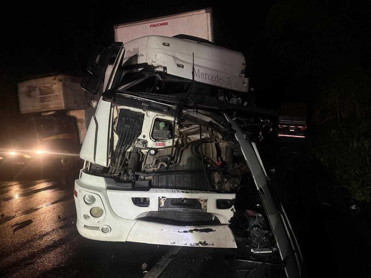 Motorista fica gravemente ferido em batida entre duas carretas na BR-116, em Teófilo Otoni