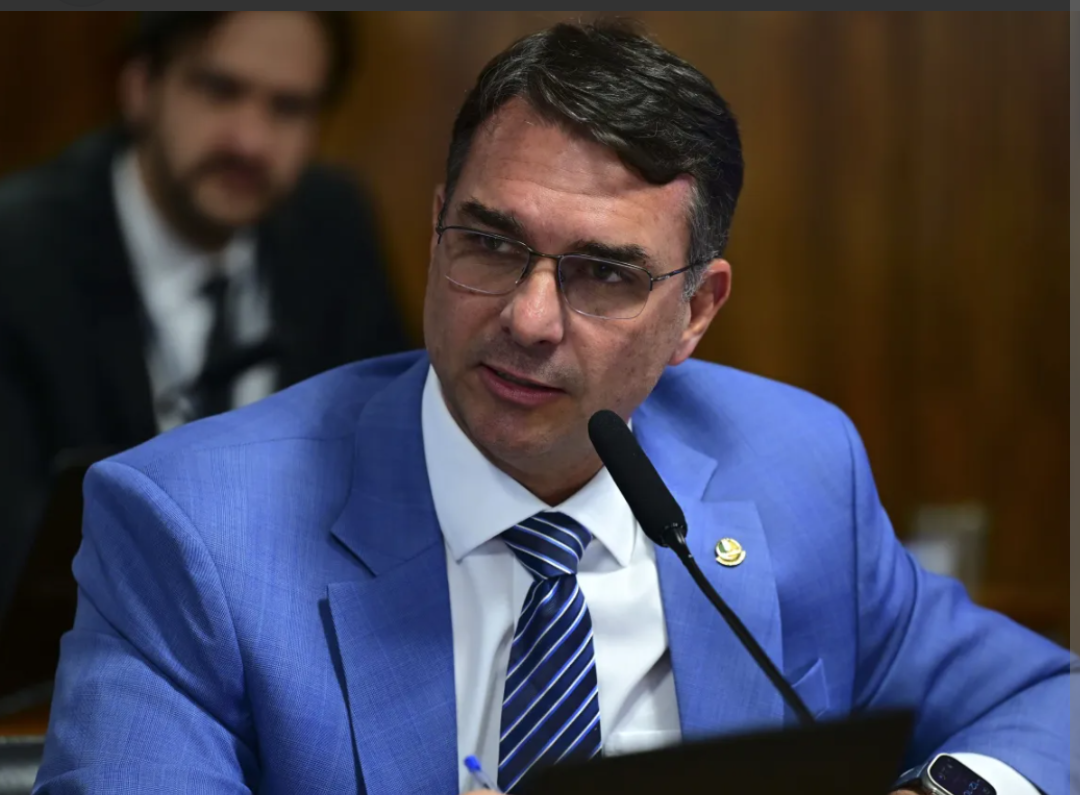 Após ofensiva de perseguição política pelo STF, Flávio Bolsonaro deixa o Brasil por fronteira terrestre e foge para os EUA em jatinho