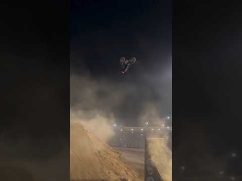 Dirt bike: Piloto faz manobras insanas e choca público com acrobacias