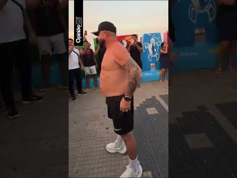 Promessa eleitoral: apoiador de Bolsonaro desfila de calcinha