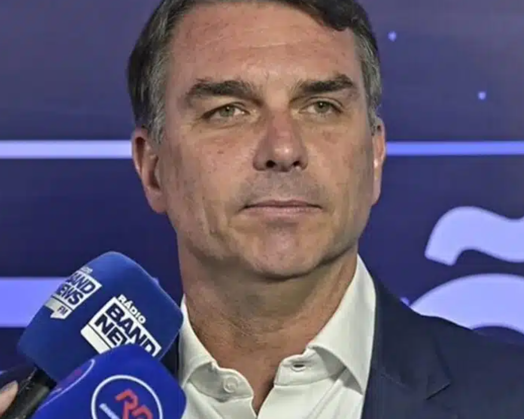 Flávio Bolsonaro planeja coletiva de imprensa nos EUA para explicar saída do Brasil