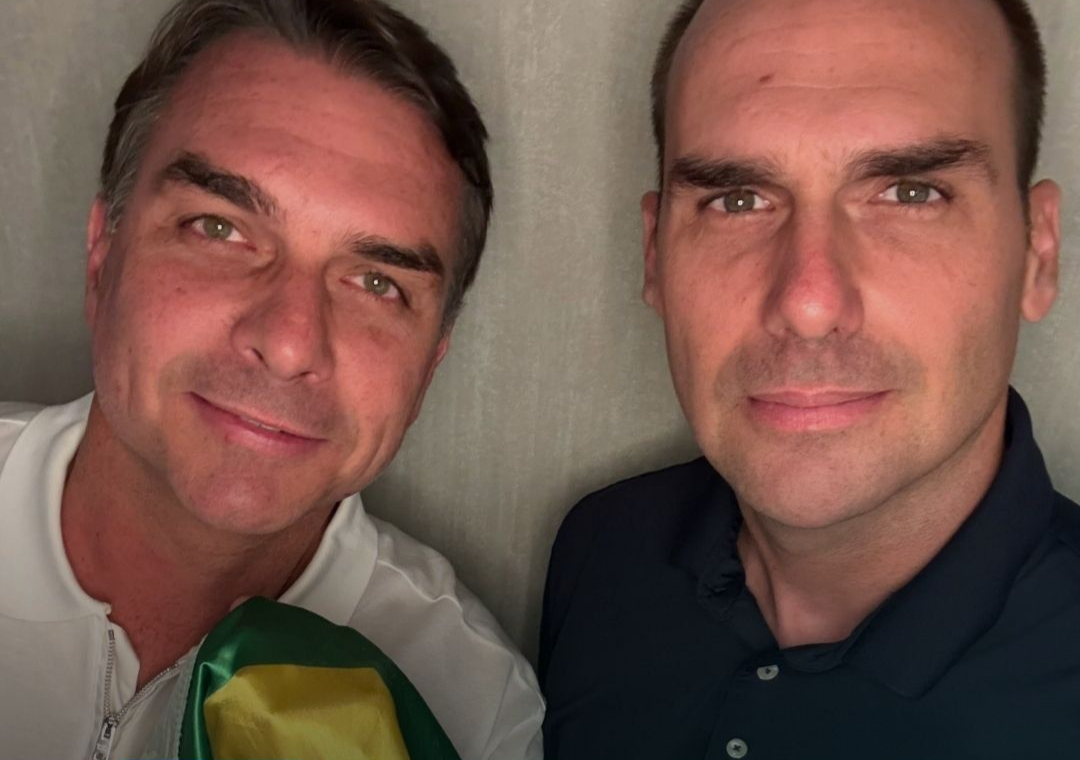 Eduardo Bolsonaro posta foto com Flávio nos EUA e diz que 'não vão desistir do Brasil'