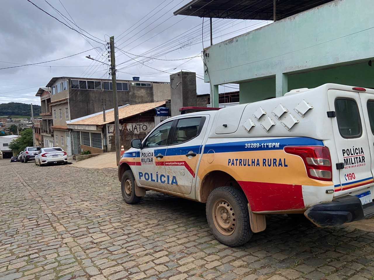 Operação em Manhuaçu prende 7 suspeitos e apreende R$ 100 mil, armas e 14 veículos