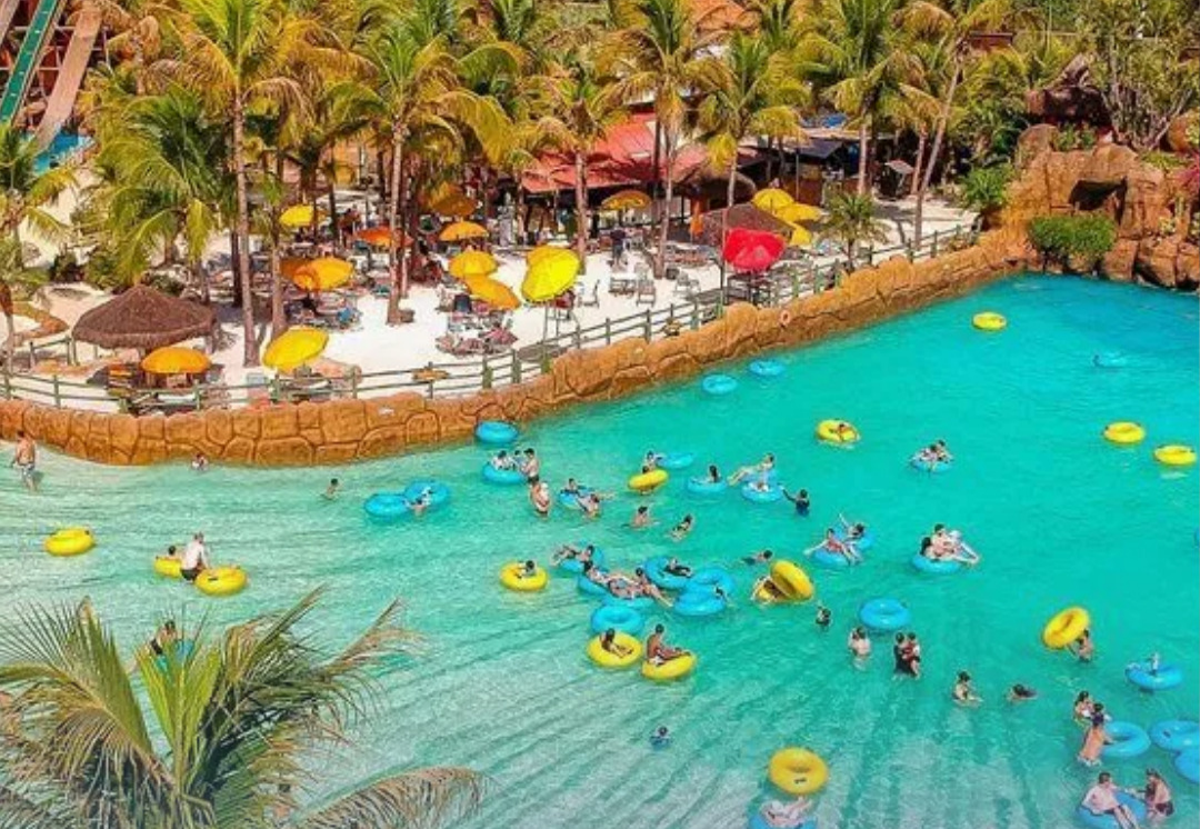 Parques aquáticos brasileiros se destacam globalmente em 2025 com milhões de visitantes