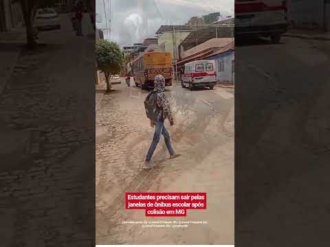 Alunos de ônibus escolar saem por janelas após batida em Divino, MG
