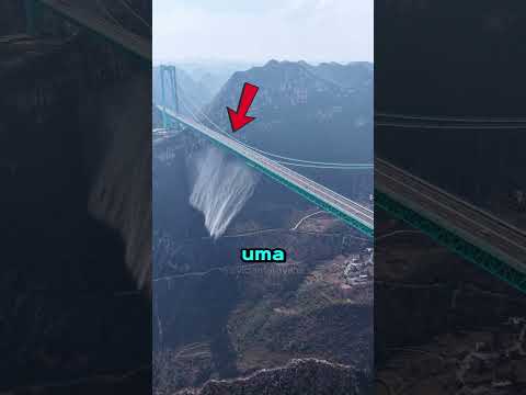 Ponte mais alta do mundo na China surpreende com cachoeira artificial e elevador panorâmico